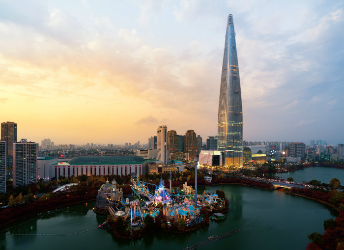 Lotte World Tower. The 555m-tall, 123-floor skyscraper is the world’s fifth tallest building. Its Seoul Sky Observatory (the world’s third tallest, 500m high) at the top offers a 360° bird’s-eye view of Seoul.